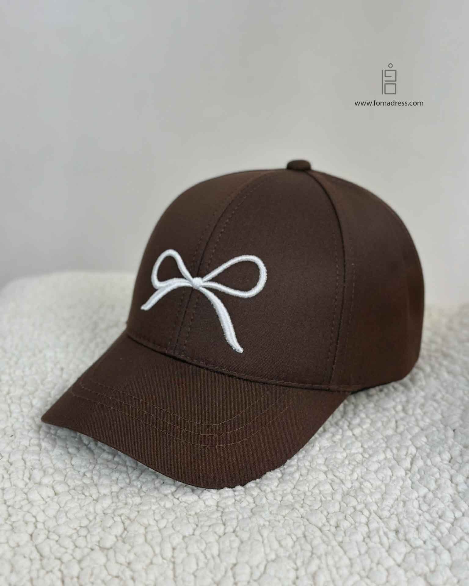  کلاه بیسبالی پاپیون قهوه ای با گلدوزی سفید 