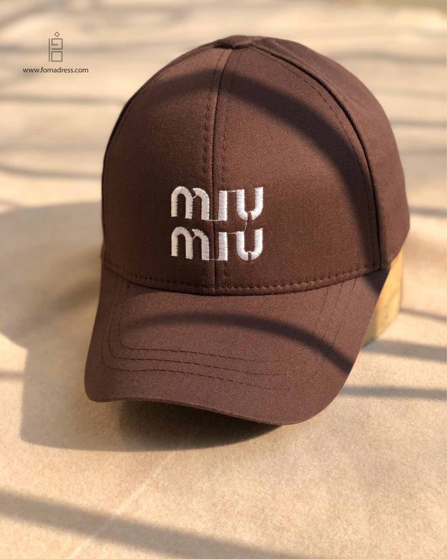  کلاه بیسبالی میو میو قهوه ای با گلدوزی سفید 