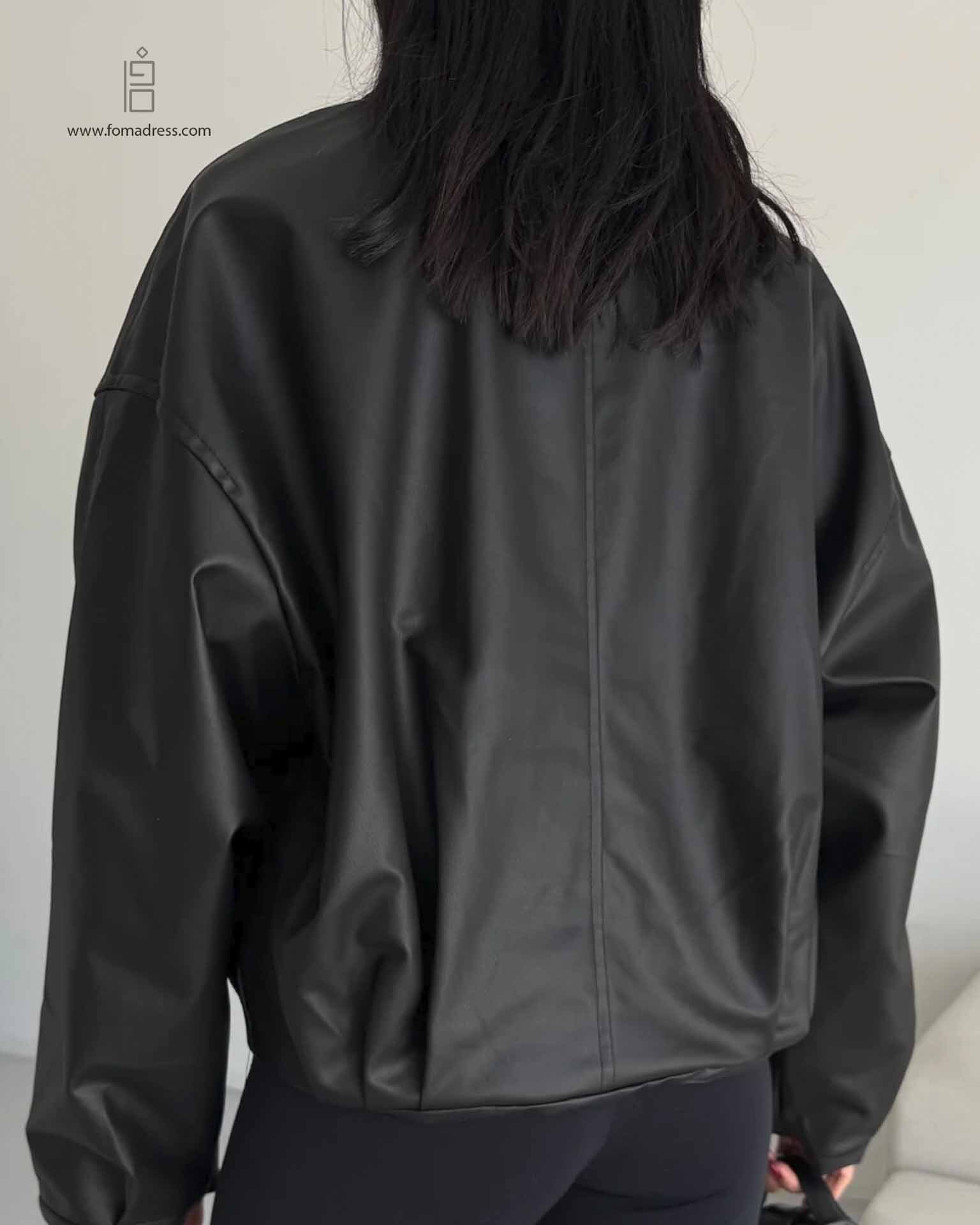  نمای پشت کت چرم کمربند دار منسی 