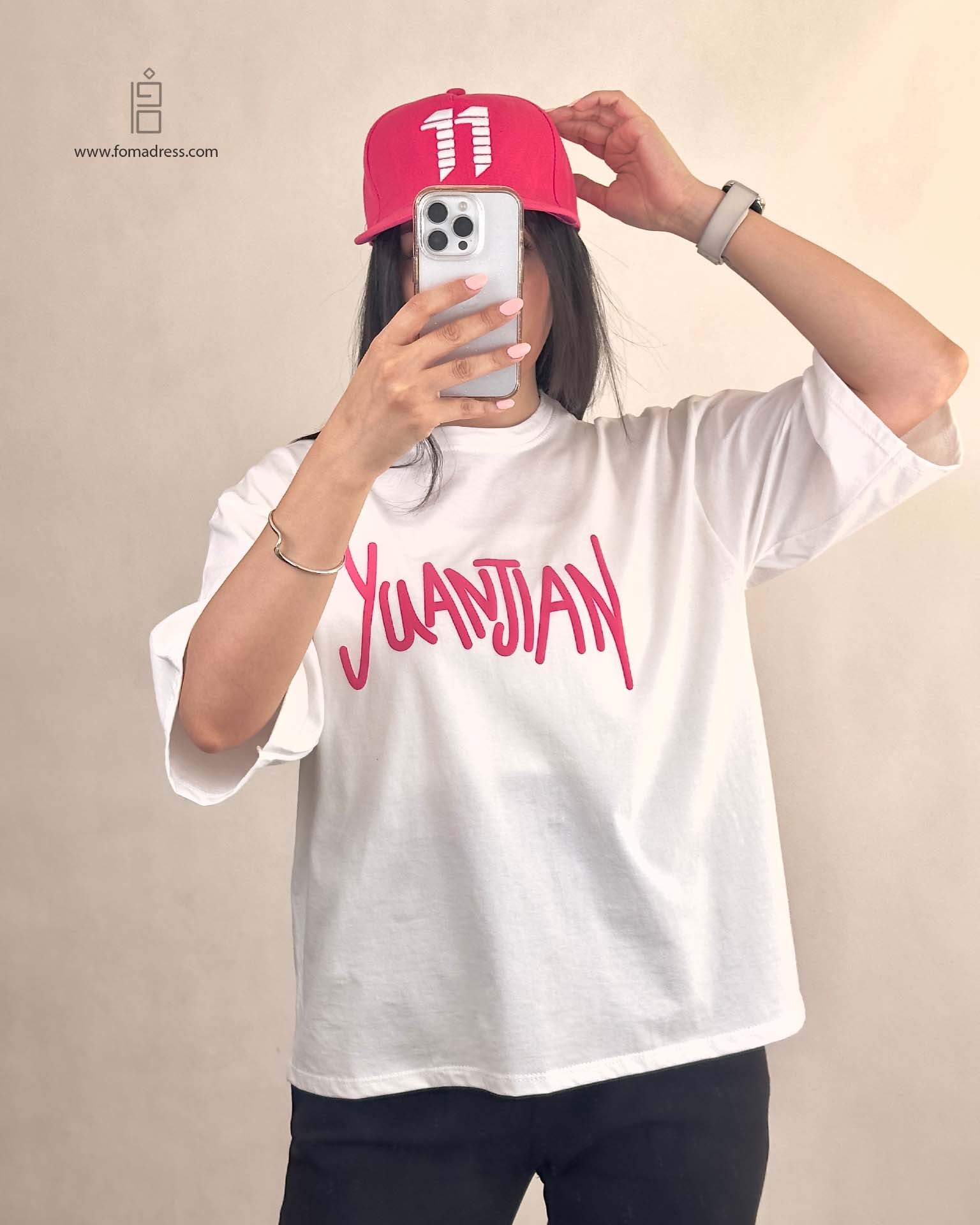  استایل سفید تیشرت باکسی طرح Yuanjian 